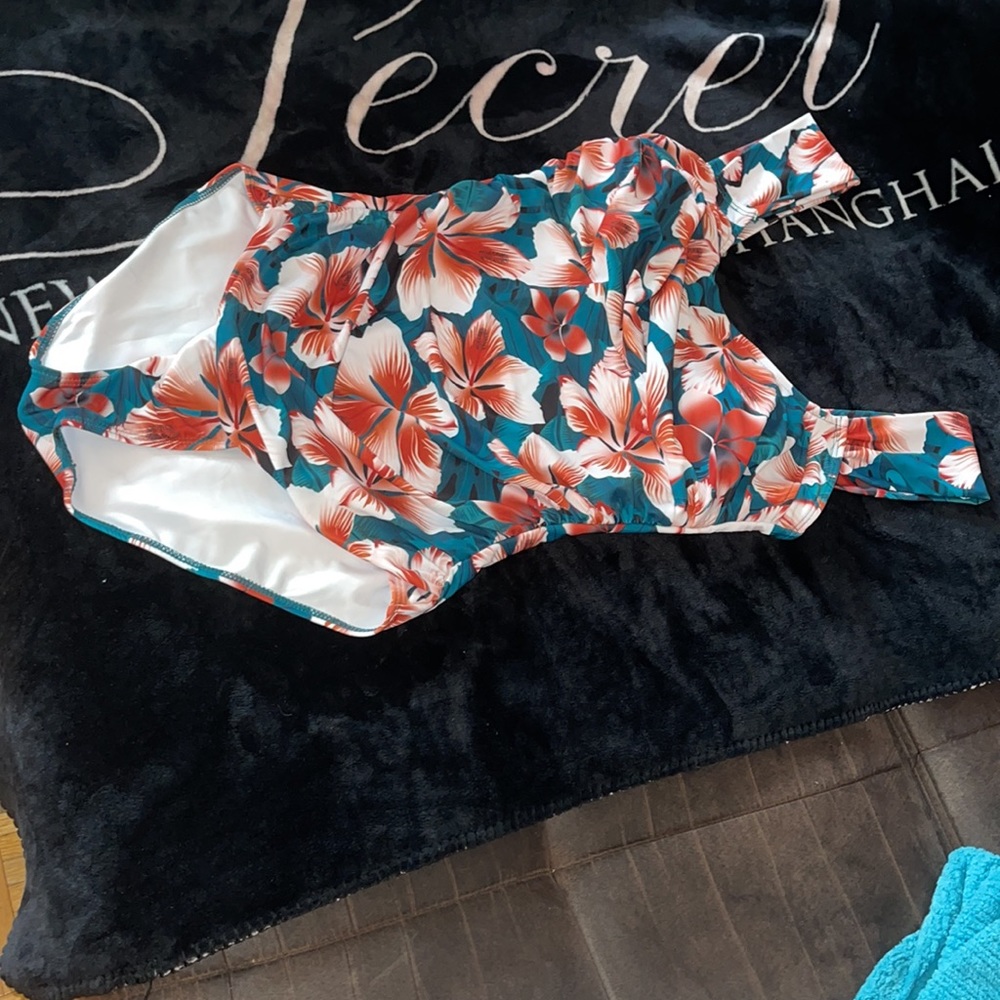 New Floral One Piece Swimsuit Bathing suit🩱🌸 - Picture 3 of 6